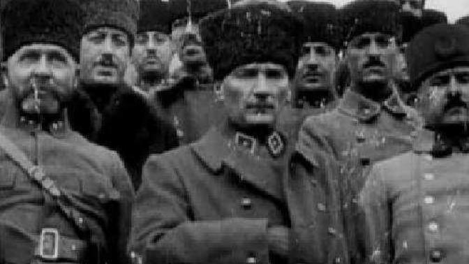 Atatürk resimlerde elini neden böyle içeri sokuyor, kizmadan ve hakaret etmeden cevaplıyabılìrmisiniz?
