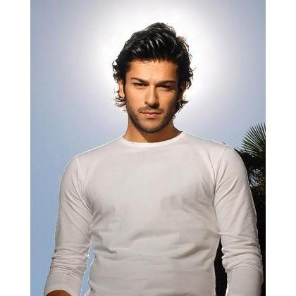 BURAK ÖZÇİVİT KAŞLARINI ALDIRMIYOR MU?