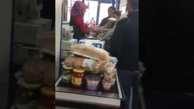 Bimde kıçını açan kadın rezilliğe bakın. Bu nedir ya?