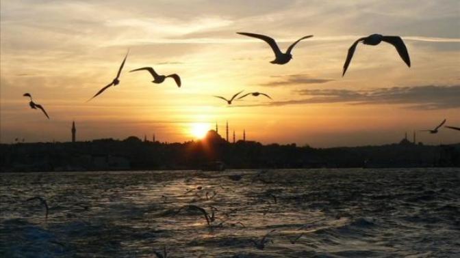Sizce Yanınızdayken aslında çok uzaktaymış hissi verenle mi, yoksa uzaktayken yakınında olduğunu hissettiren birisi mi değerlidir?