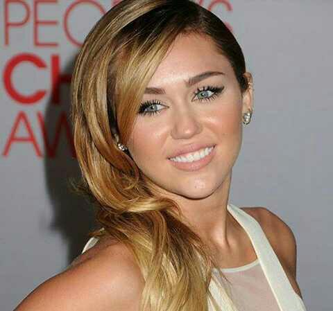 Miley Cyrus çok güzel değil mi??