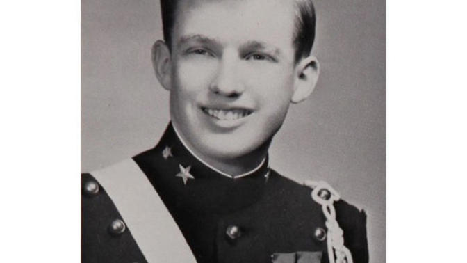 Donald Trump gençken çok yakışıklıymış. Gördünüz mü?