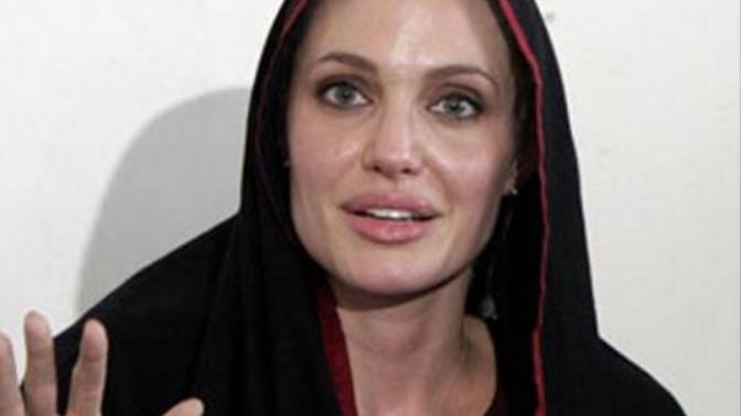 Angelina Jolie'nin makyajsız halini nasıl buluyorsunuz?