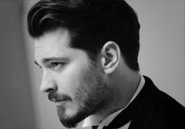 Çağatay Ulusoy en yakışıklı erkek oyuncu değilde ne?