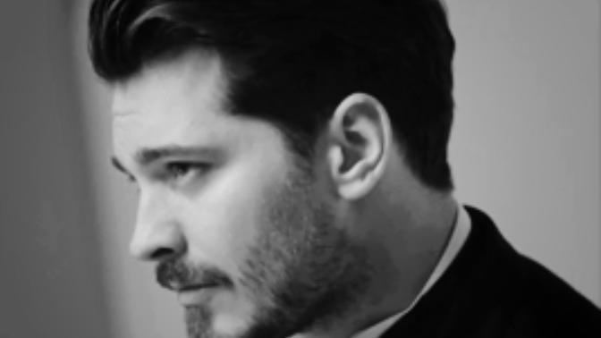 Çağatay Ulusoy en yakışıklı erkek oyuncu değil de ne?