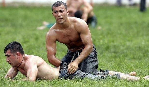 Homofobik bir milletin ata sporunun yağlı güreş olması sizce de enteresan değil mi?