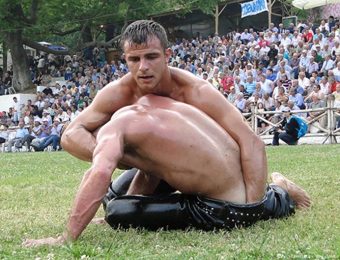 Homofobik bir milletin ata sporunun yağlı güreş olması sizce de enteresan değil mi?