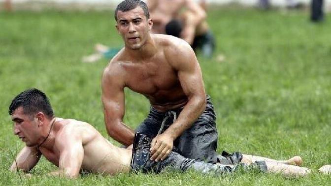Homofobik bir milletin ata sporunun yağlı güreş olması sizce de enteresan değil mi?