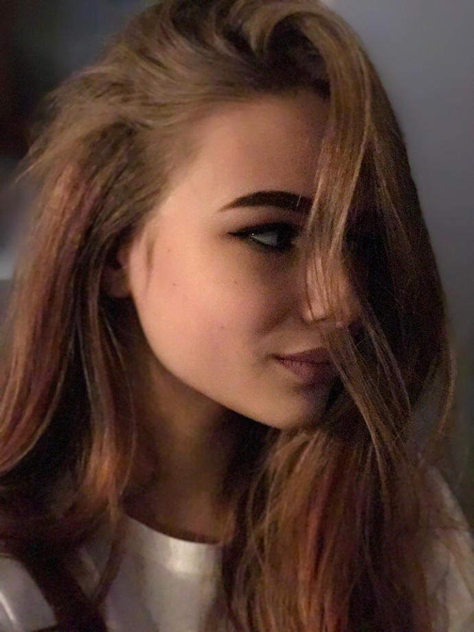 Bu kız biraz fazla güzel değil mi?