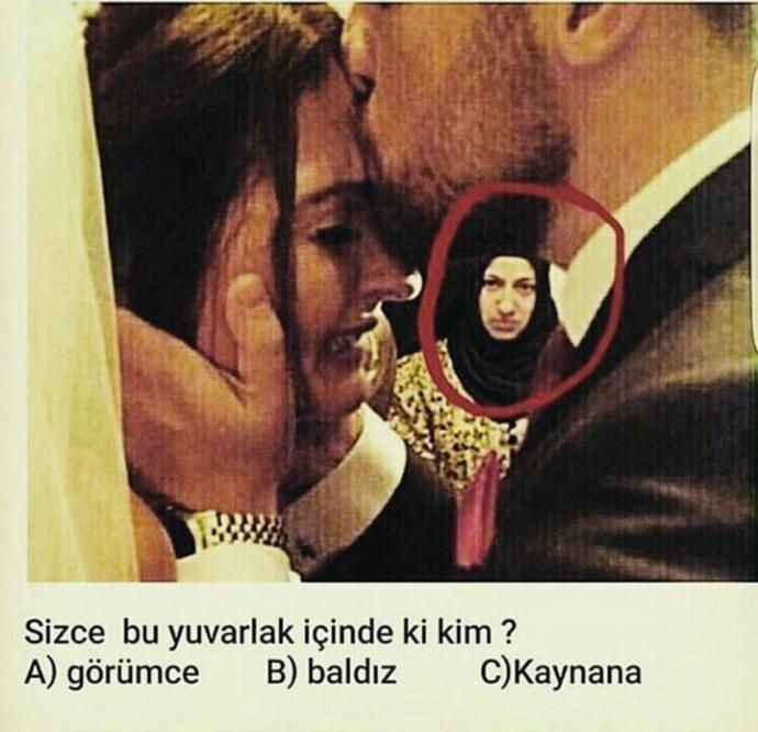 Aşağidaki fotorafta yuvarlak içinde belirtilmiş kişi kimdir sizce?