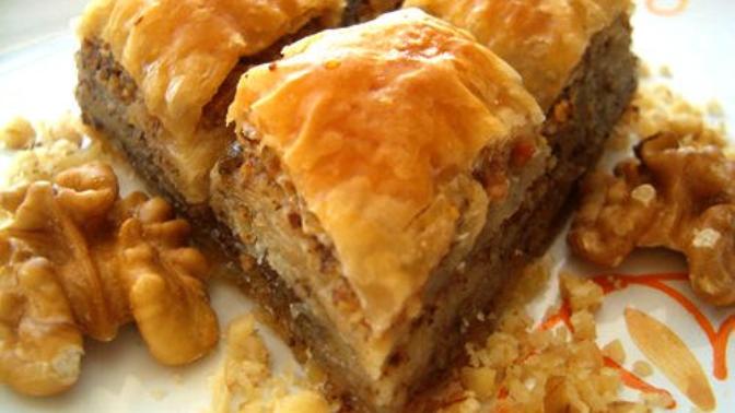 Baklava dediğin cevizli mi olur Antep fıstıklı mı?