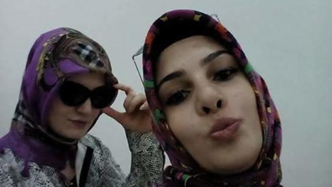 Sizce kapalı  bir  kadın bölepoz ve facebook koyması normalmi?