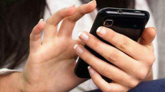Sevgiliniz telefonu yüzünüze kapatırsa ne yaparsınız?