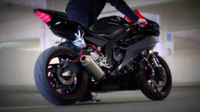 Kızların yanından geçerken motoru ya da arabayı bağırtmak saçma değil mi?