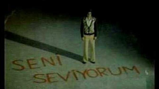 Sizi seven biri sokağınıza evinizin hemen önüne "seni seviyorum" yazsa tepkiniz ne olurdu?