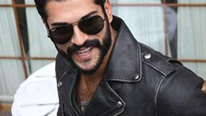 Kızlar, Burak Özçivit Mi Yoksa Erkan Meriç Mi Hangisi Daha Yakışıklı?