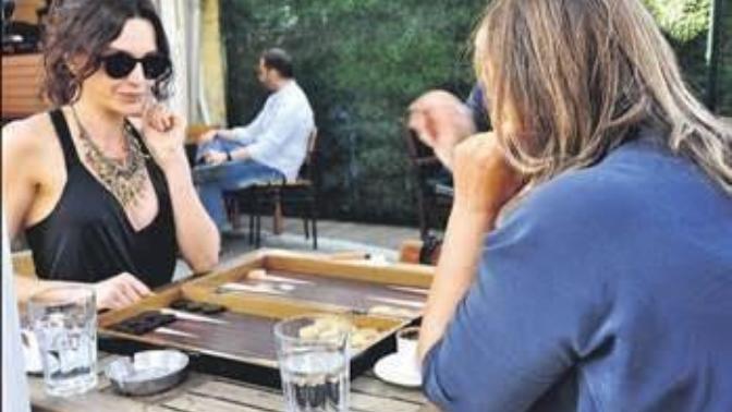 Tavla oynayan bayan cekiciligi?