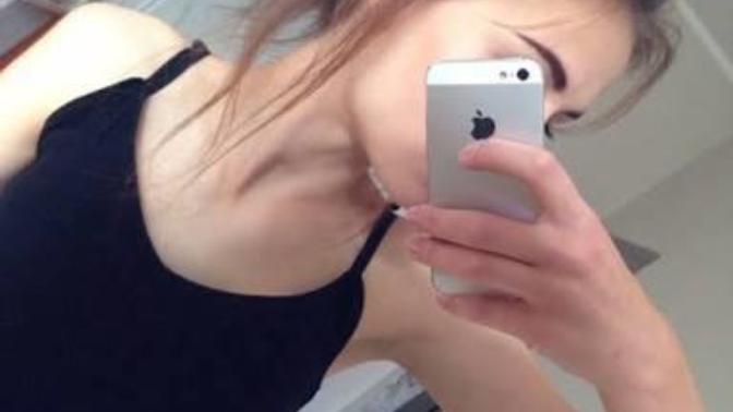 Iphone telefonla fotoğraf çekilen kız daha mı havalı oluyor?
