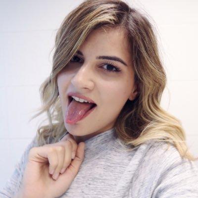 Sıradan kızların kendini dünya güzeli sanması çk komik değil mi?