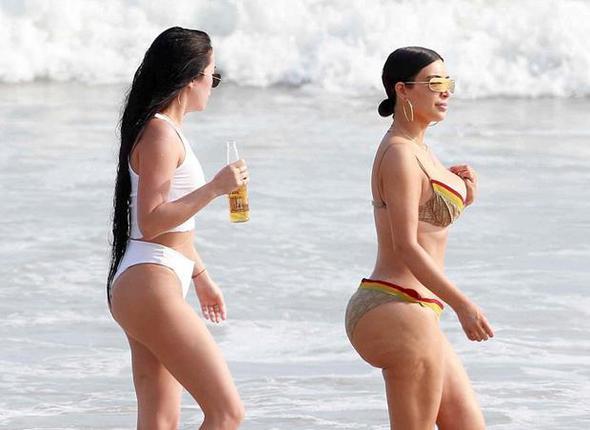 Kim Kardashian bu kez selülitleri ile gündemde. Photoshopsuz bikinili Kim Kardashian'ı gördünüz mü?