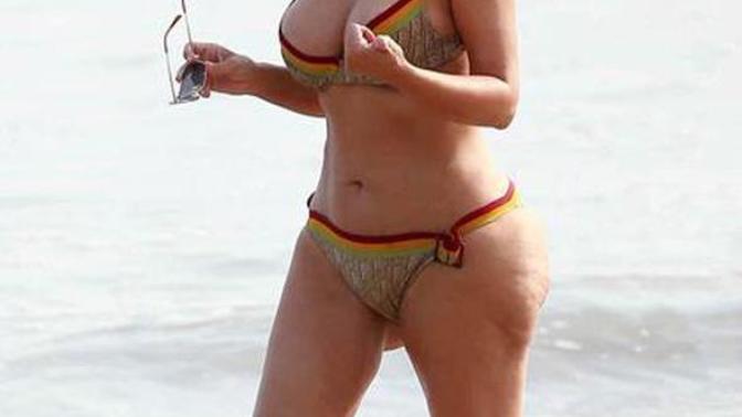 Kim Kardashian bu kez selülitleri ile gündemde. Photoshopsuz bikinili Kim Kardashian'ı gördünüz mü?