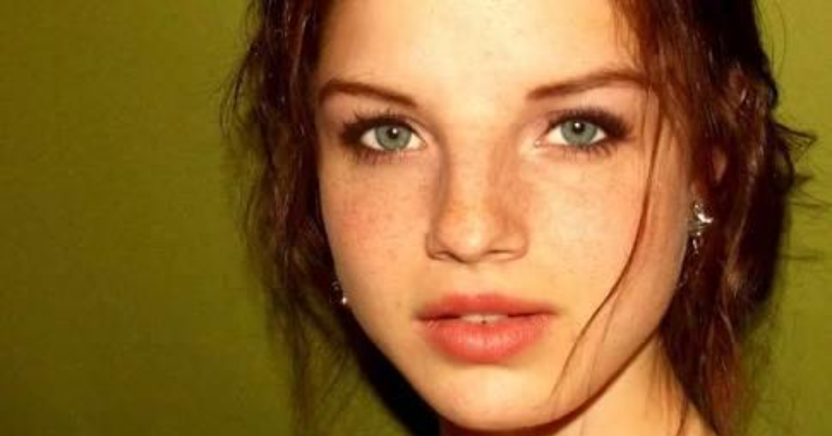 Yuzlarida smetali qizlar