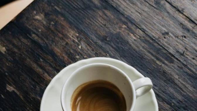 Yaz gunleri nescafe veya cay sicak biseler icince neden hararet basiyor terleme vs?