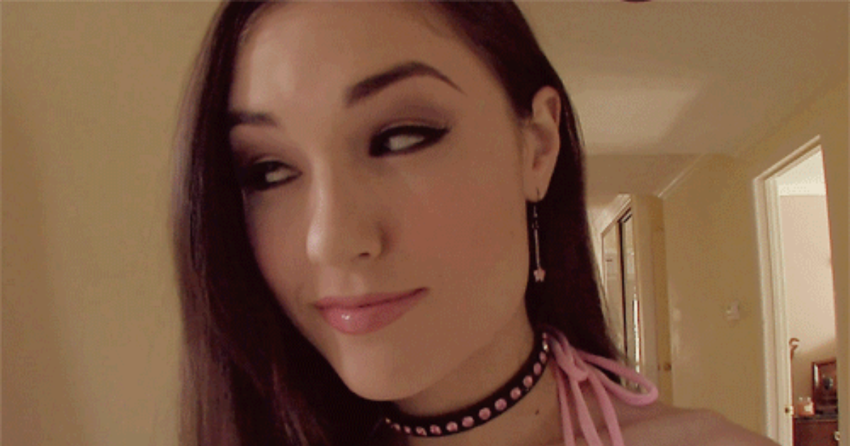 telka-s-ogromnoy-grudyu-beret-za-sheku