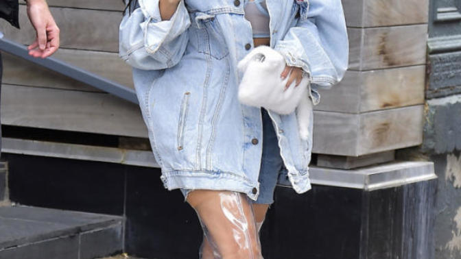 Kardashian'ın favorisi "Şeffaf Ayakkabılar"! Peki ya siz giymekten çekinir miydiniz?