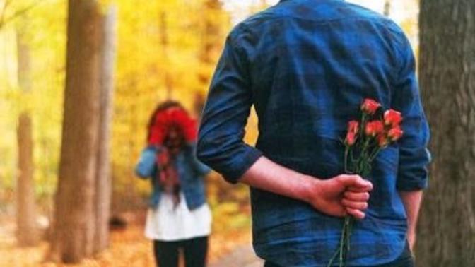 Erkekler ellerinde çiçek taşırken neden utanıyorlar?