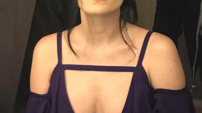 Deniz Çakır'ın derin göğüs dekoltesi olay oldu! Sizce Çakır'ın dekoltesi fazla mı, yerinde mi?
