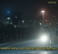 Yalnızca size özel davranıyor zannettiğiniz insanın herkese öyle olması size ne hissettirir? 