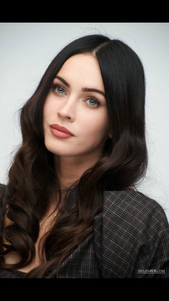 Hangisi daha güzel Phoebe Tonkin ya da Megan Fox?