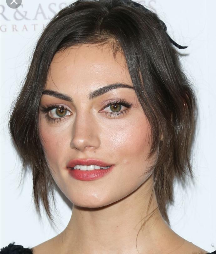Phoebe Tonkin ya da Megan Fox! Hangisi daha güzel ?