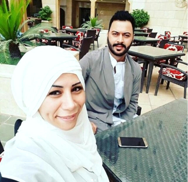 Yakışıklı bir erkeğin,normal güzelliği olan bir kıza yaklaşımı mesafeli mi olmalı?
