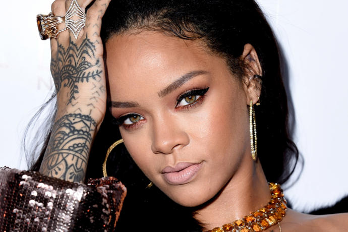 Rihanna"güzel olmak i̇çin sarı saçlı  ya da  mavi gözlü olmana gerek yok esmersen zaten kraliçesin "demiş. Bu söze katılıyor musunuz?