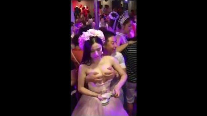 Çin de yapılan bir düğünde, Fazla para takana gelinin göğüslerini tutma fırsatı verilmiş, Ne düşünüyorsunuz?