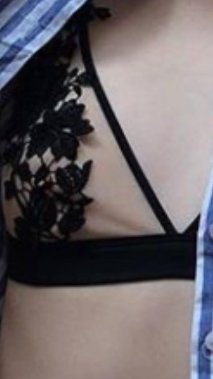 Göğüslerim fotoraftaki çok üzülüyorum çok mu kötü bir erkek seks yapmak istemez mi ?
