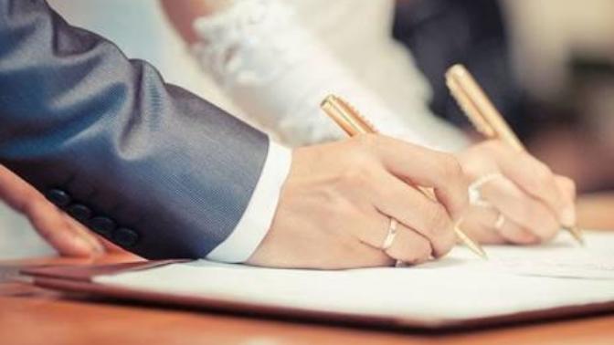 Evlendikten sonra kadınlar, eşlerinin soyadını kullanmalı mı?