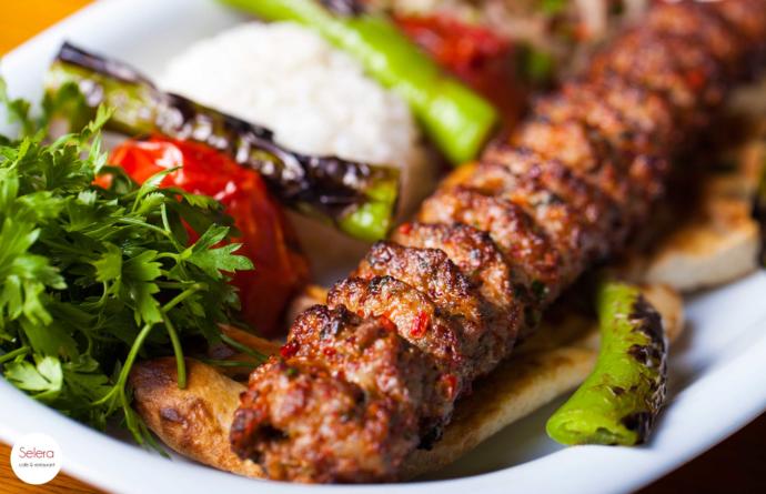 Arkadaşlar, aranızda Adana kebap sevmeyen var mı?