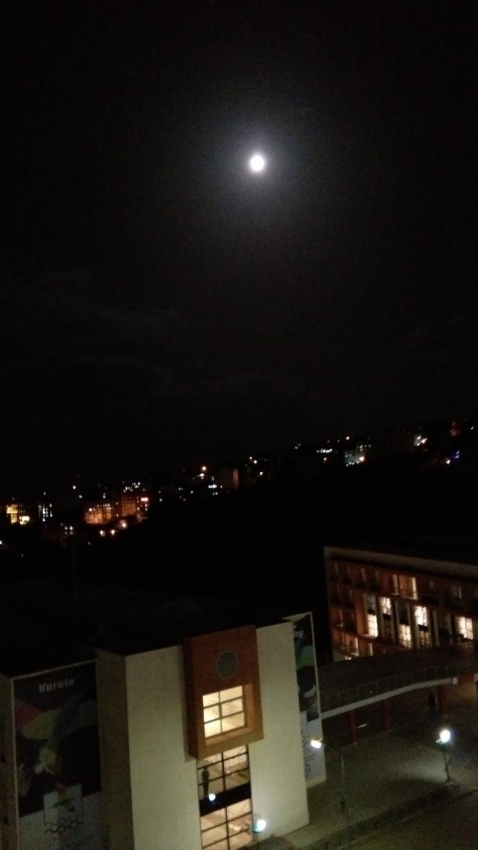 Ay'a bakınca yüreğinde ne görüyorsun?