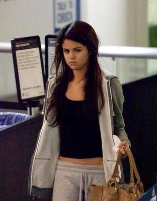 Selena gomez makyajsız sizce nasıl?