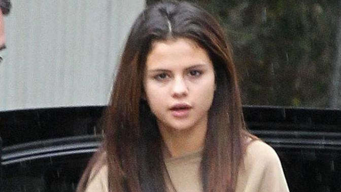 Selena gomez makyajsız sizce nasıl?