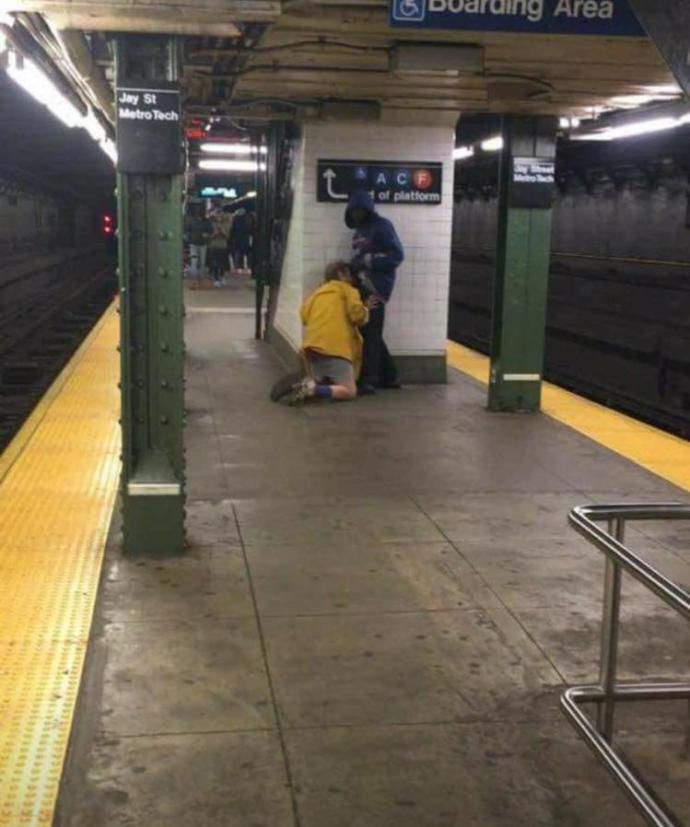 Bunu az once NEW YORK metrosunda cektim nasil bir igrencliktir bu ?