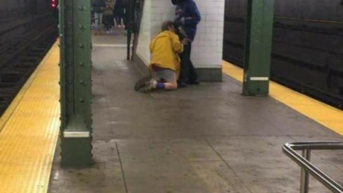 Bunu az once NEW YORK metrosunda cektim nasil bir igrencliktir bu?