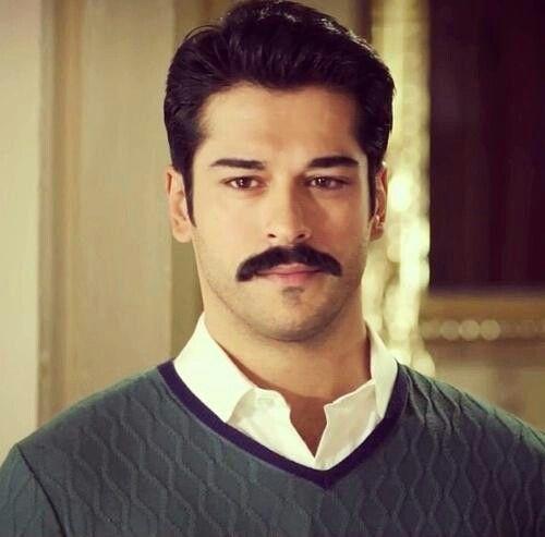 Hangisi daha yakişikli türk yildizi burak özcivit mi hint yildiz vivan dsena mi?