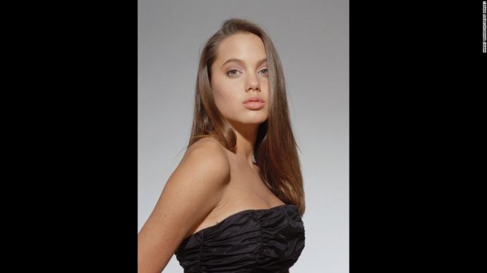 Angelina Jolie kumral mı sarışın mı?