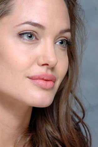 Angelina Jolie kumral mı sarışın mı?