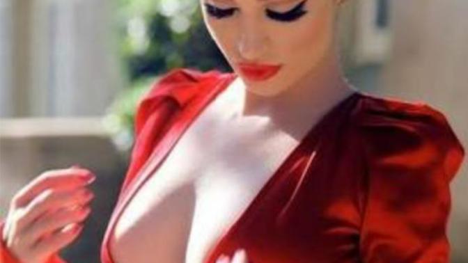 Hangi dekolte bir kadını seksi ve çekici gösterir?