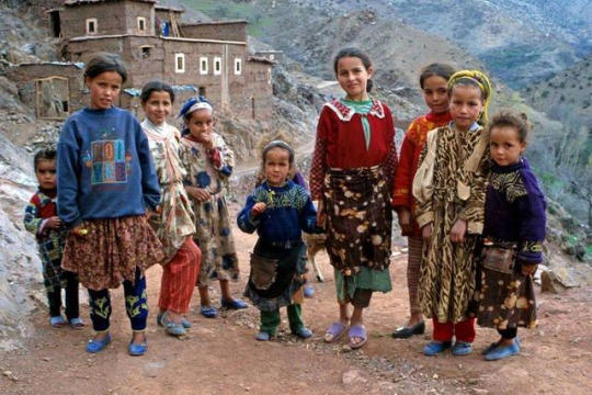 Taşlara bakıp çiçekleri görmekmi marifet,  çiçeklere bakıp dikenleri görmekmi marifet?